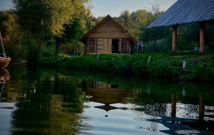 Незвичайна Рівненщина: підземелля, замки та катання на прадавніх човнах